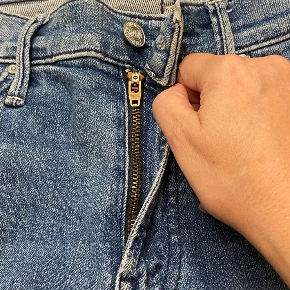 MOTHER The Rascal Ankle Chew Jeans Learning to Hula Distressed Straight Crop 26